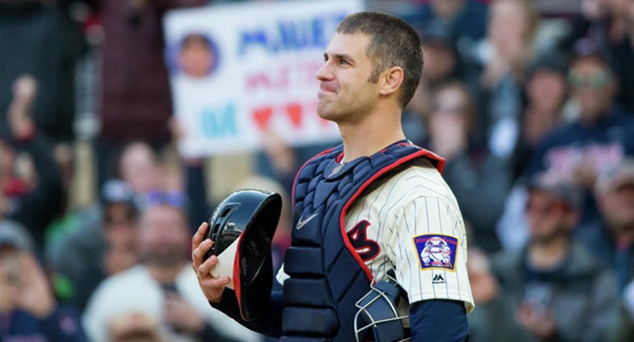 Minnesota Twins - Joe Mauer with his twin daughters